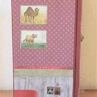 Großer Puppenschrank "Papas Gitarre" 