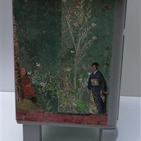 Kinder im dunklen Garten 