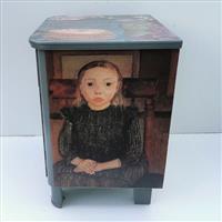 Kinder im dunklen Wohnzimmer 