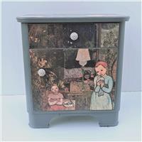 Kinder im dunklen Wohnzimmer 