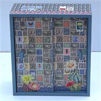Kleiner Puppenschrank "Briefmarkensammlung"