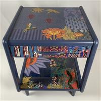 Kolibri im nächtlichen Beet